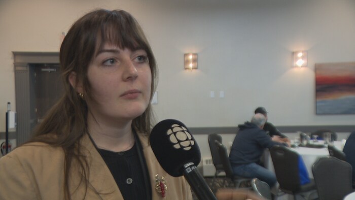 Meghan Fraser répond aux questions d'un journaliste.