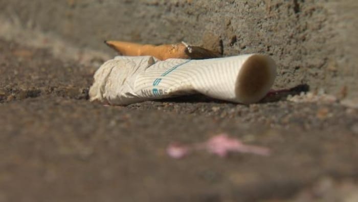Un mégot de cigarette par terre