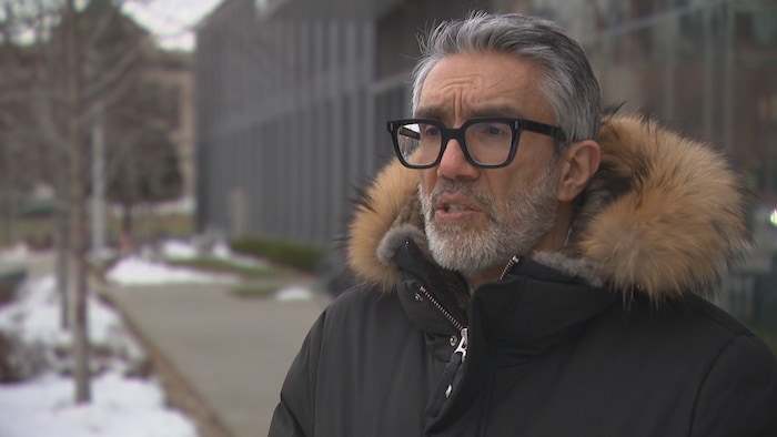 Le professeur Mehran Ebrahimi devant la Maison de Radio-Canada, à Montréal.