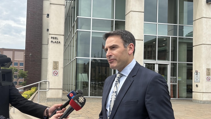 Mel Norton s'adresse aux journalistes à la sortie du palais de justice de Saint-Jean.