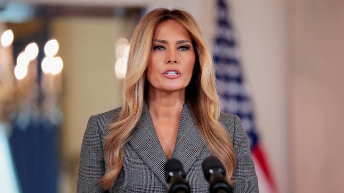 Melania Trump s'adresse à des journalistes.