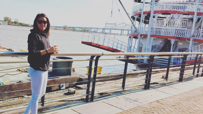 Mélanie Arseneau, jeune femme devant un bateau. 