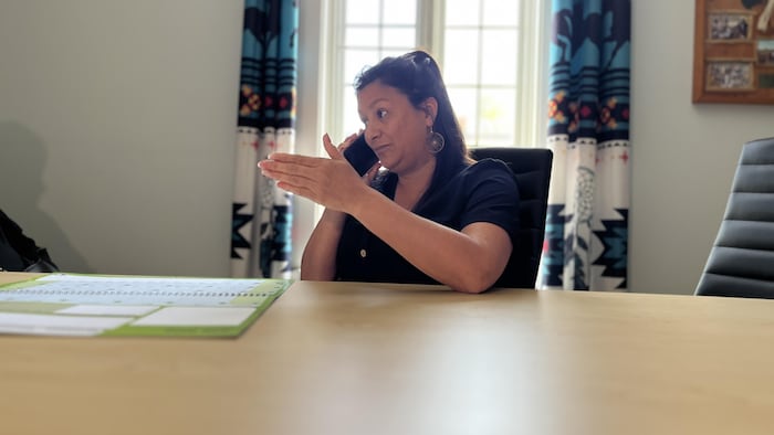 Mélanie Boivin au téléphone.