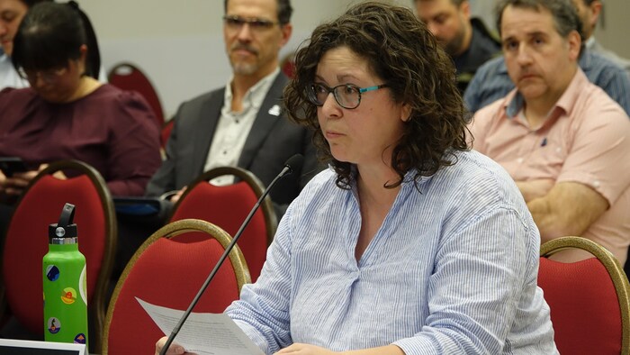 Mélanie Bourgeois au micro lors des séances publiques du BAPE, le 11 mars à Cap-aux-Meules.