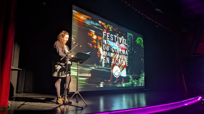 Mélanie Clériot, sur scène, s'adresse au public. 