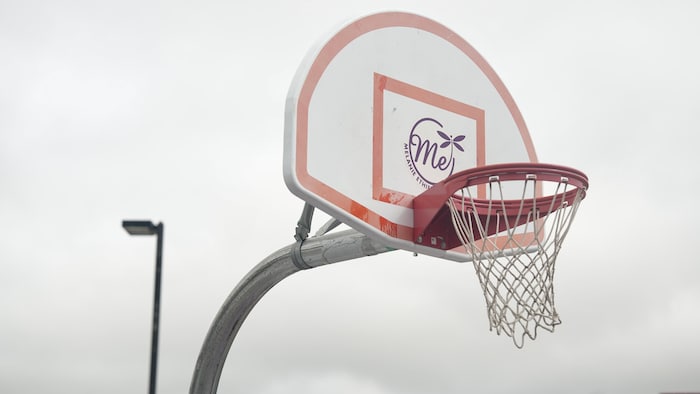 Un filet de basketball qui porte le nom de Mélanie Ethier, et le symbole d'une libellule.