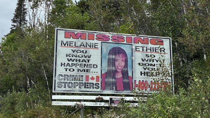 Une grande enseigne avec le visage de Mélanie Ethier.