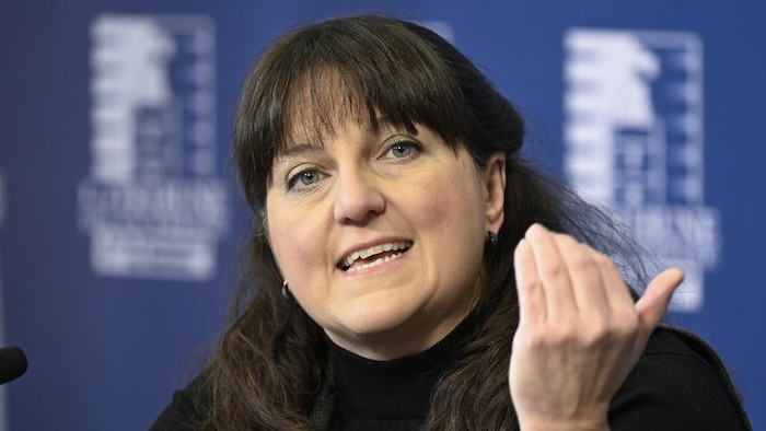 Melanie Hubert lors d'une conférence de presse à Québec. 