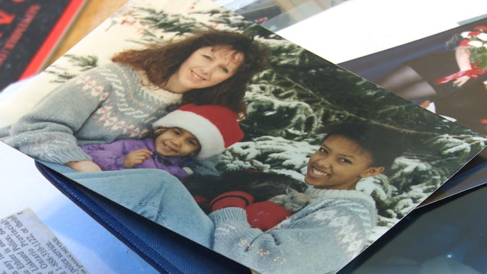 Sur cette photo datée du 17 décembre 1994, on voit Céline Ethier et ses filles Jessie et Mélanie devant un sapin enneigé.