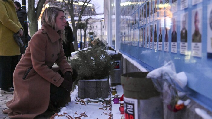 وزيرة الخارجية الكندية ميلاني جولي تضع باقة زهور عند جدار تذكاري في كييف لنحو 4.500 شخص من المدافعين عن أوكرانيا سقطوا في الحرب ضدّ روسيا والقوات الانفصالية المدعومة منها.