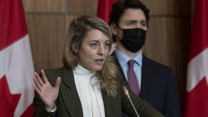 Mélanie Joly en point de presse aux côtés du premier ministre Trudeau.
