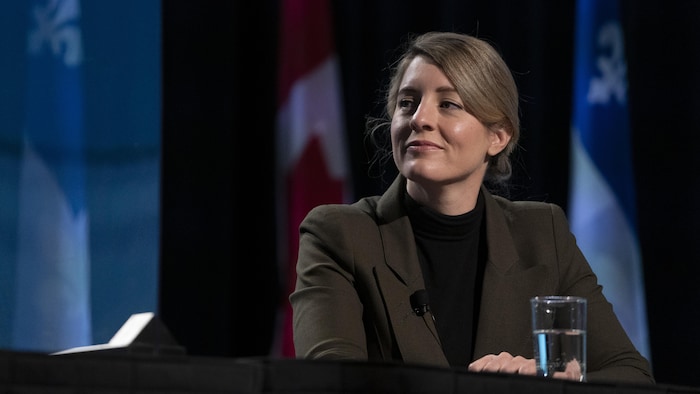 Mélanie Joly, assise durant une conférence de presse.