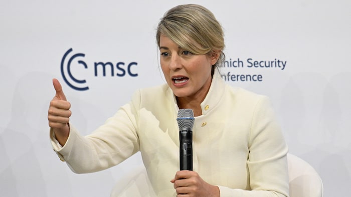 Une femme sur scène avec un micro dans les mains.