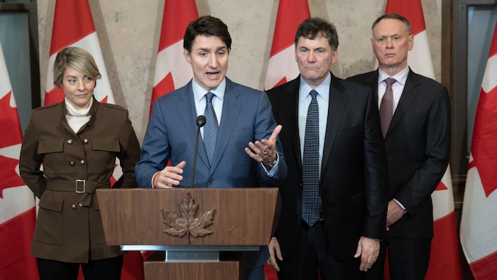Mélanie Joly, Justin Trudeau, Dominic LeBlanc et David McGuinty en conférence de presse.