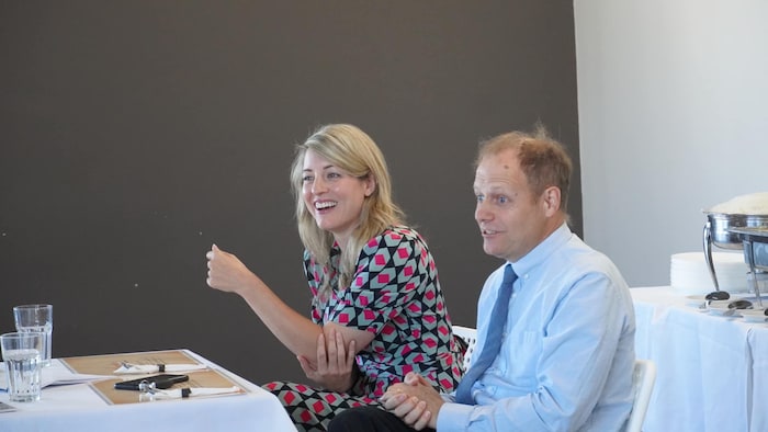 Magkatabing nakaupo sina Mélanie Joly at Kevin Lamoureux.