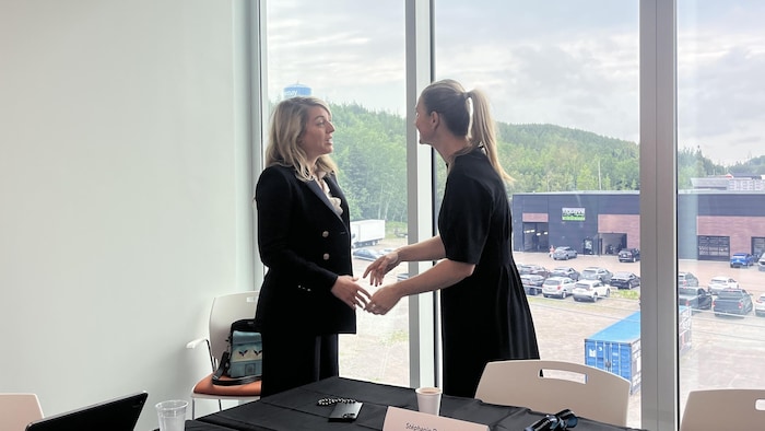 Mélanie Joly discute avec une autre personne.