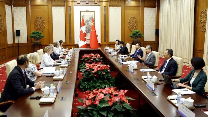الوفد الكندي برئاسة وزيرة الخارجية ميلاني جولي (الجهة اليسرى من الصورة) مجتمعاً اليوم في بكين بوزير الخارجية الصيني وانغ يي وفريق عمله. 
