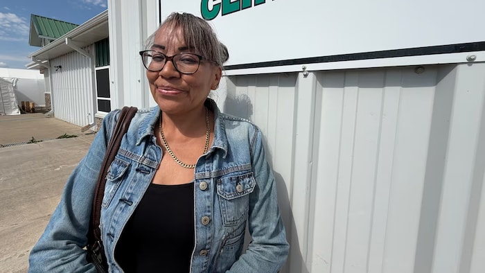 Melanie Kahmahkotayo se tient devant la clinique Sweetgrass Health.