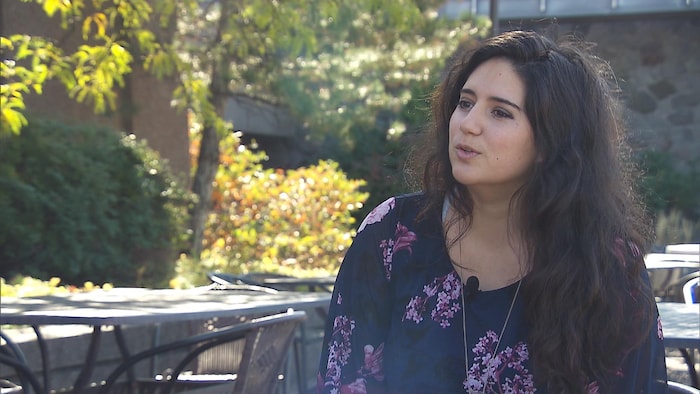 Portrait de Mélanie LeMay, jeune femme brune aux cheveux longs.
