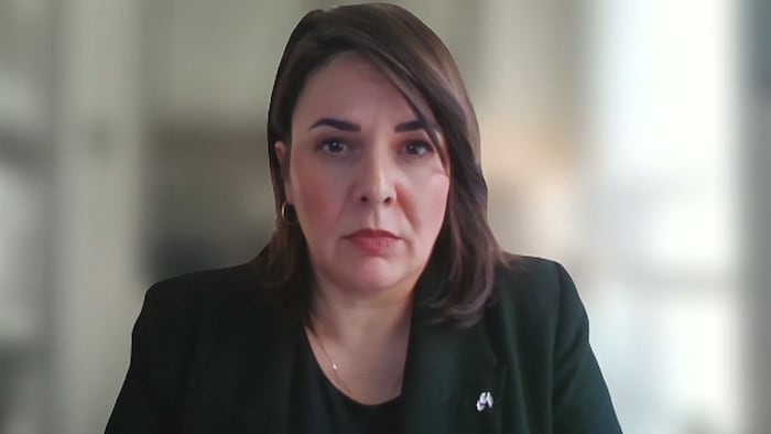 Une femme en visioconférence.