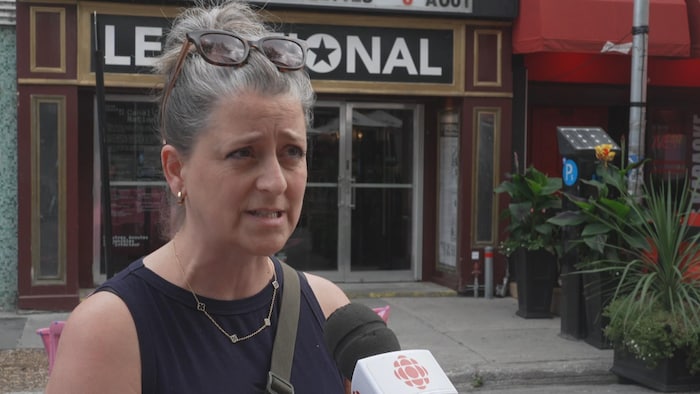 Une femme répond aux questions.