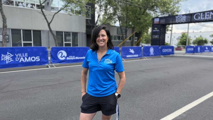 Mélanie Rocher souriante sur un parcours cycliste.