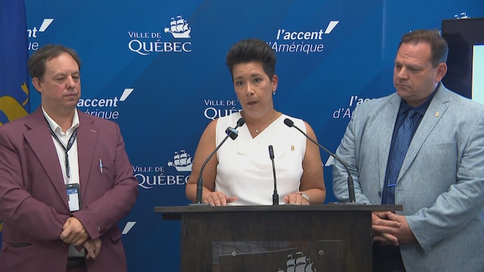 Mélanie Sauvé, conseillère municipale de Sainte-Thérèse-de-Lisieux, accompagnée des deux autres élus de Respect citoyens.