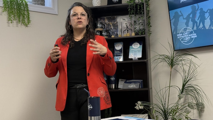 Mélanie Tremblay s'adresse à son auditoire. 