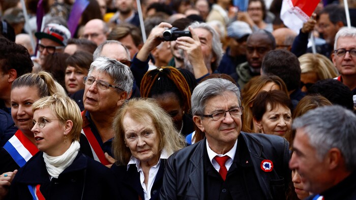 Jean-Luc Mélenchon et d'autres figures de la gauche dans un cortège de manifestants.