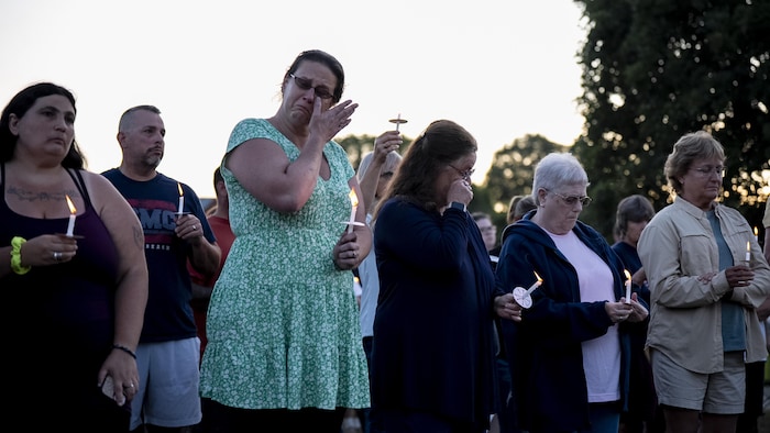 Des personnes se rassemblent lors d'une veillée pour une fillette montréalaise de neuf ans dont le corps a été retrouvé dans leur communauté au cours du week-end, à Ticonderoga, dans l'État de New York, le mardi 22 juillet 2025.
