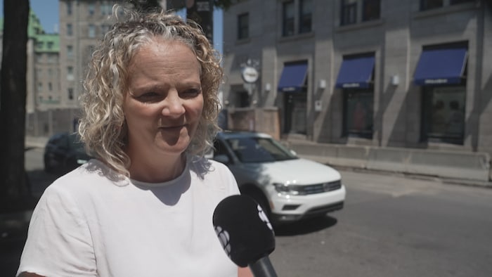 Mélissa Coulombe-Leduc dans une rue du Vieux-Québec.