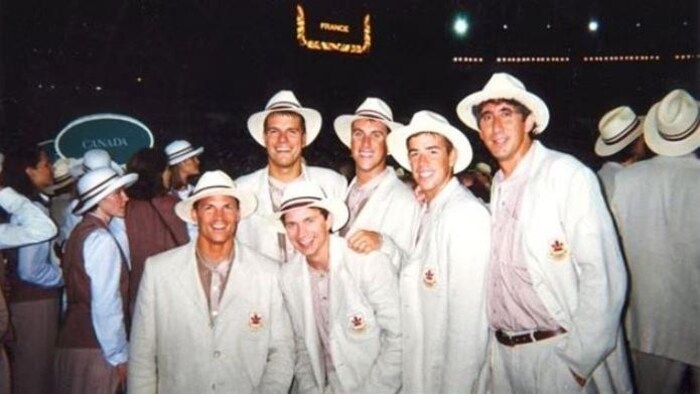 Six hommes dont Hernán Humaña, à l'extrême droite, avec l'équipe canadienne de volley-ball masculin aux Jeux olympiques d'Atlanta en 1996.