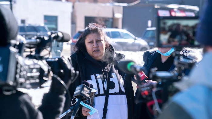 Melissa Kentner s'adresse aux médias.