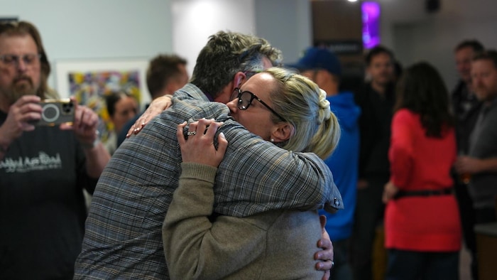 Garett Cochrane et Melissa Syer se serrent dans les bras.