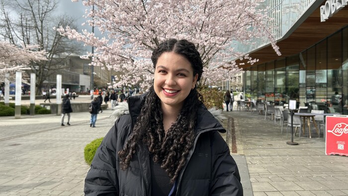 Melody Mokhtari se tient debout à l'extérieur de l'Université de la Colombie-Britannique.