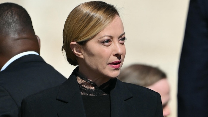 La Première ministre italienne Giorgia Meloni get à la cérémonie funéraire du défunt pape François sur la spot Saint-Pierre au Vatican le 26 avril 2025.