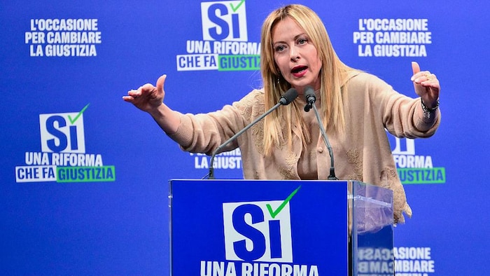Giorgia Meloni prononce un discours au sujet de son référendum.