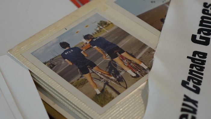 Une photo des membres de l'équipe terre-neuvienne de cyclisme datant des années 1970.