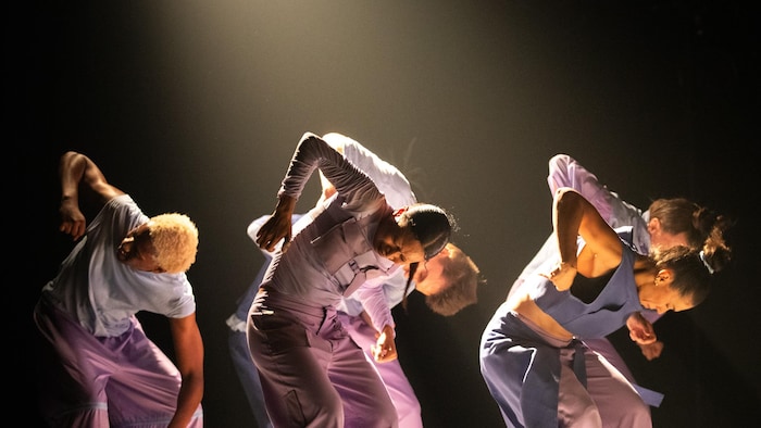 Des danseurs sur une scène.