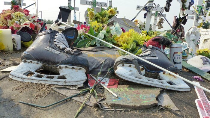 Des patins, des fleurs, une cannette de bière et des croix sur le site de mémoire de l'accident d'autocar des Broncos de Humboldt
