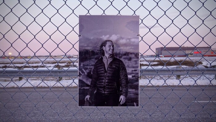 Une photo installée sur le grillage de l'aéroport Montréal-Trudeau.