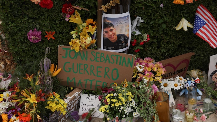 Des fleurs et une pancarte sur laquelle est inscrit le message « Joan Sebastian Guerrero importe » sont déposées sur un mémorial improvisé en bord de rue.