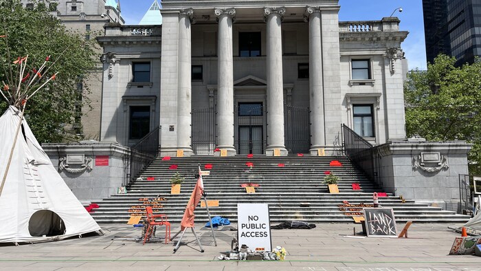 Ce qu'il restait du mémorial sur les marches du Musée des beaux-arts de Vancouver, le vendredi 19 mai 2023.