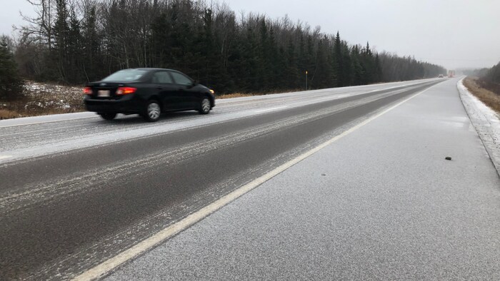 La neige et le verglas compliquent les conditions de circulation