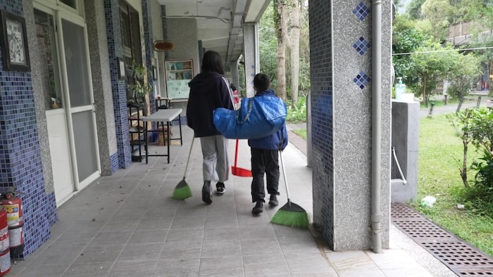 Corvée de ménage à l’école primaire Cha Jiao.