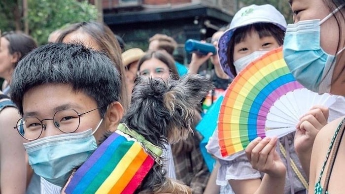 孟珂（右）与江庭萱（右）带着她们的小狗菲比参加蒙特利尔LGBTQ大游行。（本人提供）