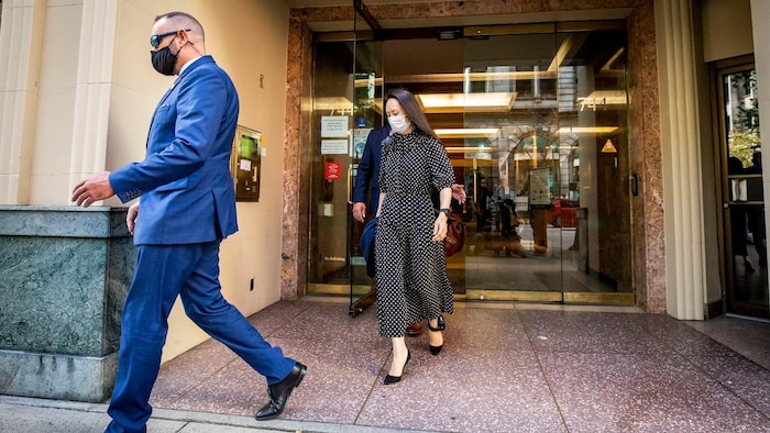 2021年9月24日，星期五，温哥华市：华为公司 CFO 孟晚舟离开她的律师团队的办公室大楼。