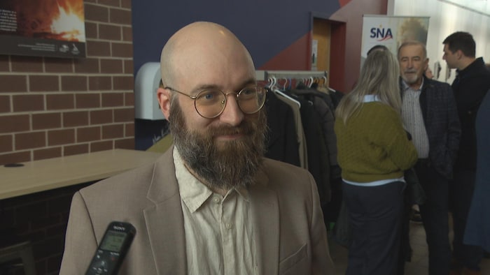 Jason LeBlanc souriant en entrevue.