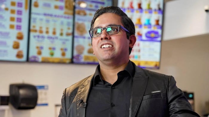 Fez Mian dans un restaurant.