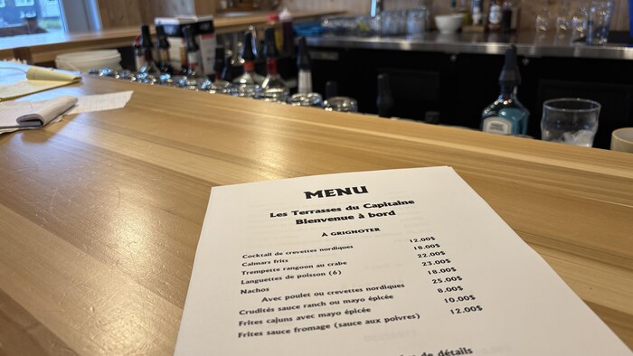Un menu en papier est posé sur le comptoir. 
